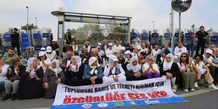 ‘Özgürlüğe ses ver’ eylemi: Demokrasi isteyenler için ayna İmralı’dır