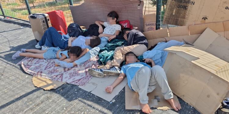 Babaları tutuklanan 6 çocuk sınır kapısında mahsur kaldı