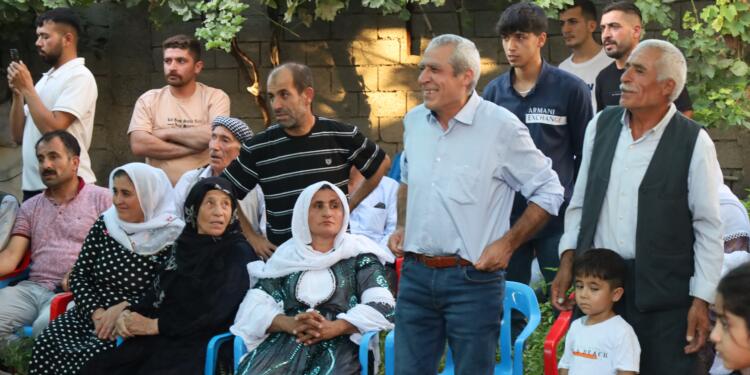 30 yılın ardından tahliye edilen tutsak meşalelerle karşılandı