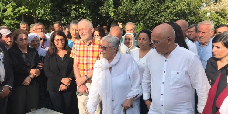 Apê Musa mezarı başında anıldı: Bize özgür basın mirasını bıraktın