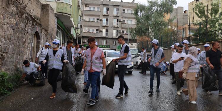 Gençler Cizîr sokaklarını temizledi