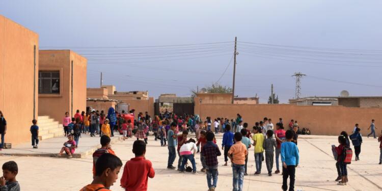 Kuzey Doğu Suriye’de okullar çok dilli eğitim ile başladı