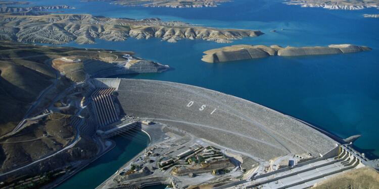 Sular çalınırken, çeşmelerden zehir akıyor