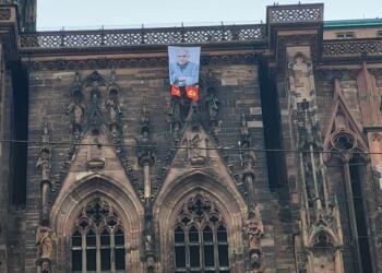 Notre-Dame Katedrali’ne Abdullah Öcalan’ın posteri asıldı