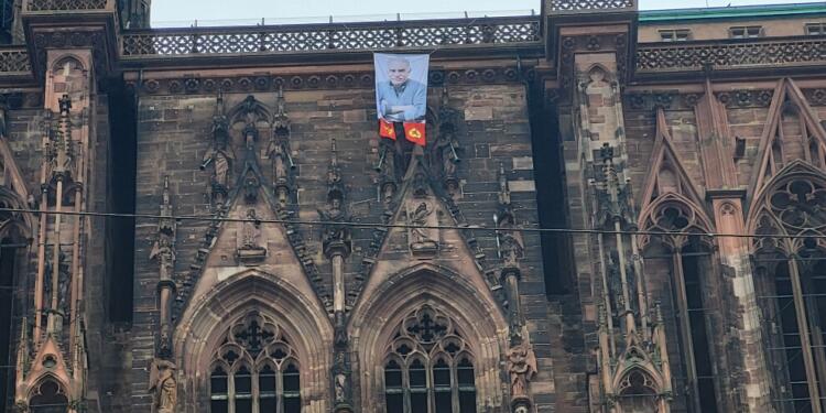 Notre-Dame Katedrali’ne Abdullah Öcalan’ın posteri asıldı