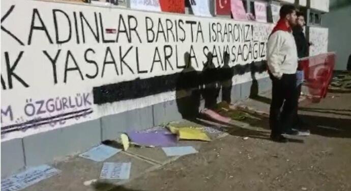 ODTÜ’de ülkücüler Kürtçe afişleri yırttı