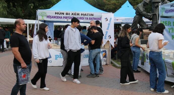 Kürtçe kitap fuarında tutsak kadın yazarların kitaplarına yoğun ilgi