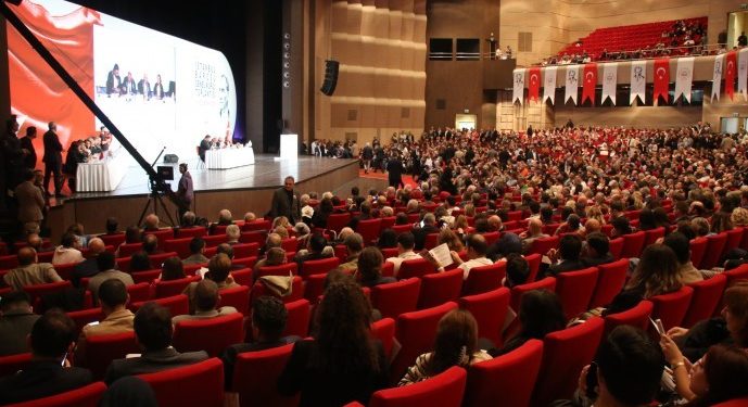 İstanbul Barosu’nun genel kurulu sloganlarla başladı