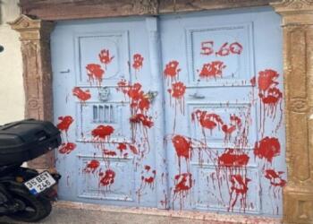 İzmir’de sinagoglara boyalı saldırı: Yerel yönetimlerin ses çıkarması lazım