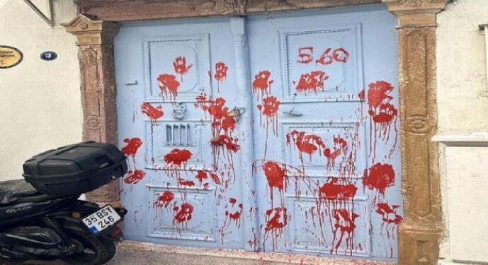 İzmir’de sinagoglara boyalı saldırı: Yerel yönetimlerin ses çıkarması lazım