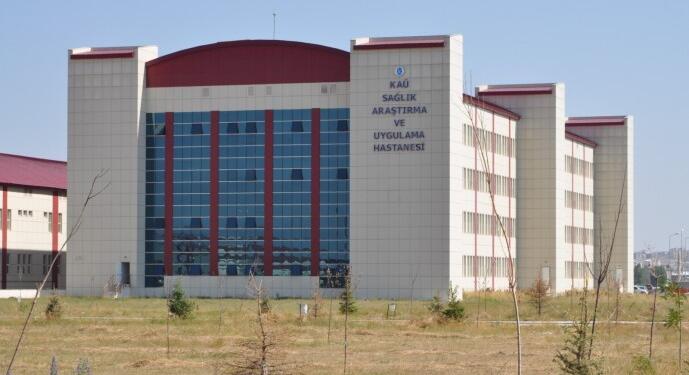 Qers’te 2 hastanede 15 bölüm kapalı: Kentte göçler arttı