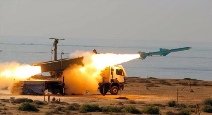İran, İsrail’e 100’den fazla füze fırlattı