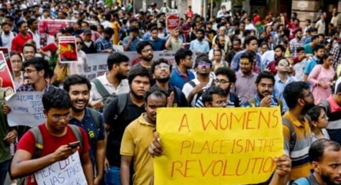 Hindistanlılar katledilen doktor için yeniden sokakta