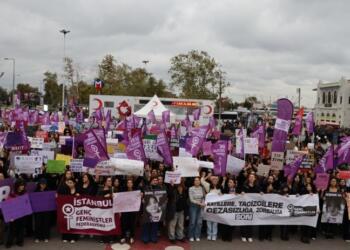 Kadın cinayetlerini protesto ettiler: Çözüm mücadelede