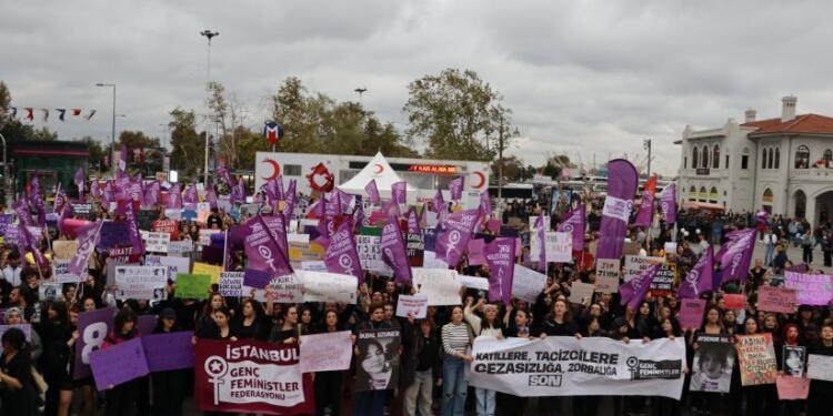 Kadın cinayetlerini protesto ettiler: Çözüm mücadelede
