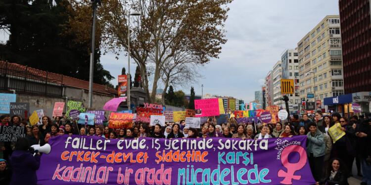 Kadınlar 25 Kasım için sokaklara iniyor