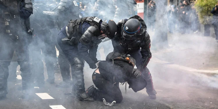 Fransa, kolonisi Martinik’e jandarma gönderdi