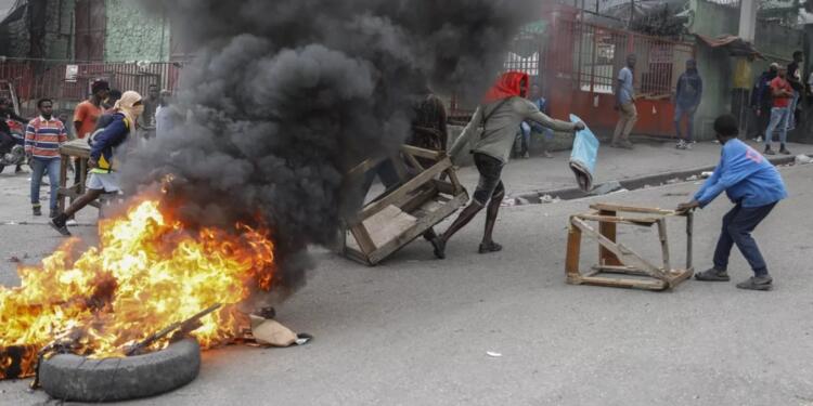 Haiti’de yüzbinlerce kişi yerlerinden edildi