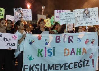 Kadınlar meşaleli yürüyüş yaptı