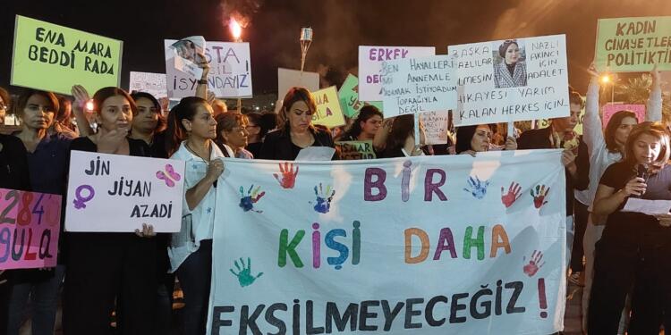 Kadınlar meşaleli yürüyüş yaptı