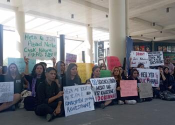Öğrencilerden kadın katliamlarına karşı oturma eylemi
