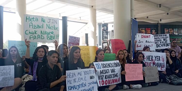 Öğrencilerden kadın katliamlarına karşı oturma eylemi