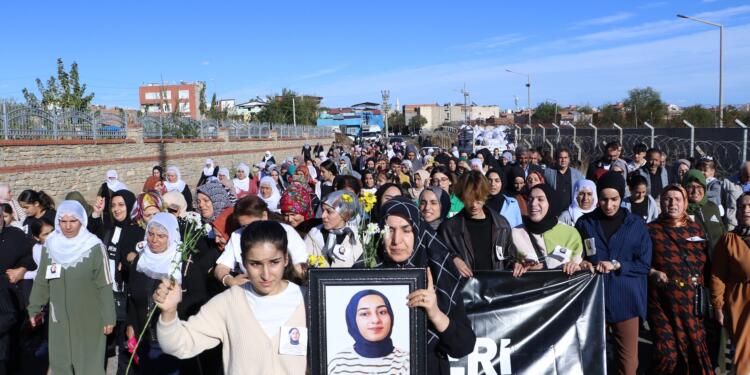 Kadınlar Rojin için yürüdü