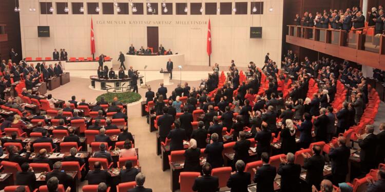 Temelli: Demokrasi mücadelesine saygı göstermediği için ayağa kalkmadık