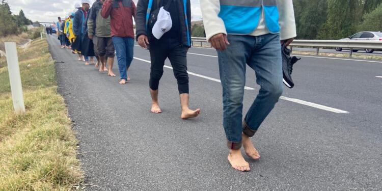 Madenciler yalın ayak yürüdü