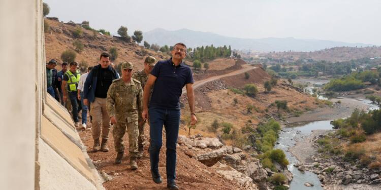 Köyün girişinde X-Ray etrafında beton duvar ve askeri kuleler