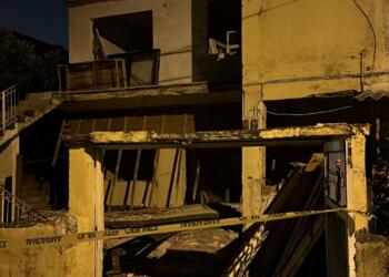 Depremde hasar alan evin balkonu çöktü: 2 ölü