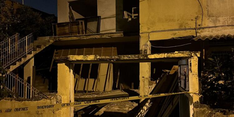 Depremde hasar alan evin balkonu çöktü: 2 ölü