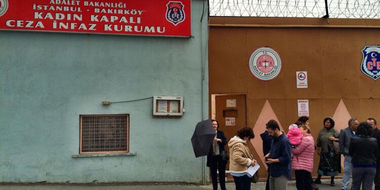 15 kadın tutsağın tahliyesi 1’er yıl uzatıldı