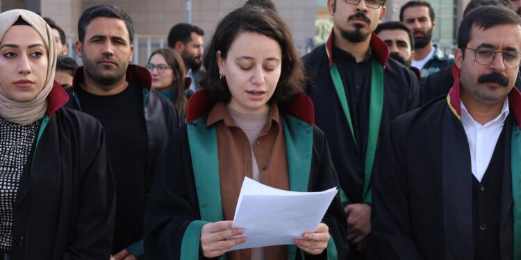 ‘Duruşmada gözaltına alınan avukat Sarsılmaz serbest bırakılsın’