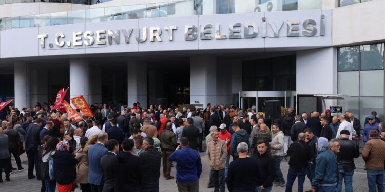 Özer’in gözaltına alınması belediye önünde protesto edildi
