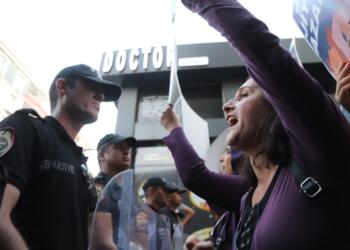 Mêrdîn’de kadınlar polis barikatını aştı: Yaşamdan vazgeçmeyeceğiz