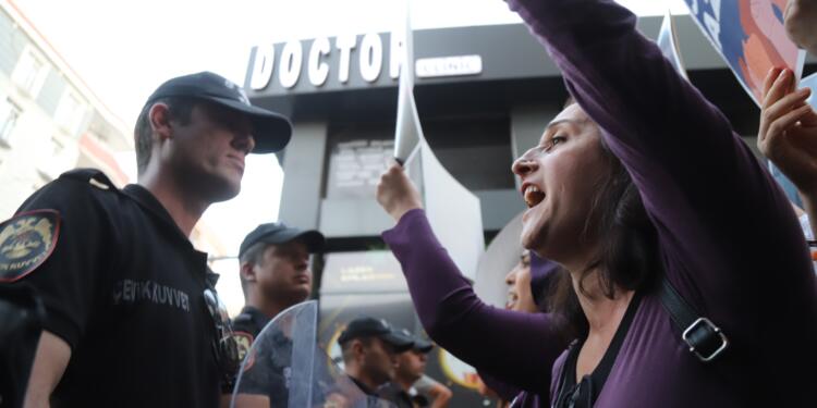 Mêrdîn’de kadınlar polis barikatını aştı: Yaşamdan vazgeçmeyeceğiz