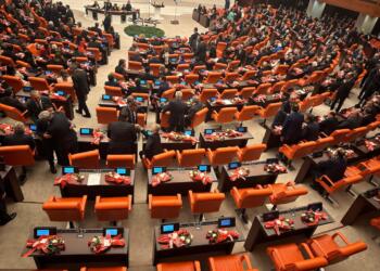 Meclis açılışı: DEM Parti ayağa kalkmadı, CHP ayakta karşıladı