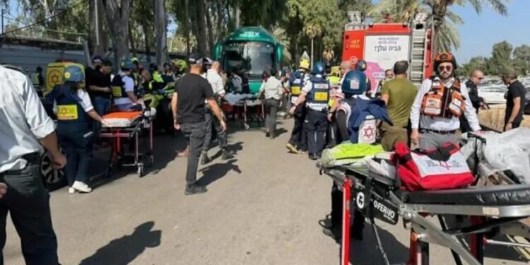 İsrail’de kamyon otobüs durağına daldı