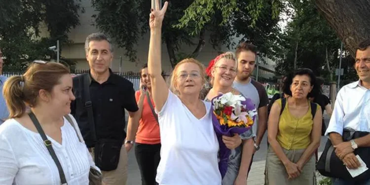 Mücella Yapıcı’nın açtığı ‘Çıplak arama’ davasında iki polise hapis cezası