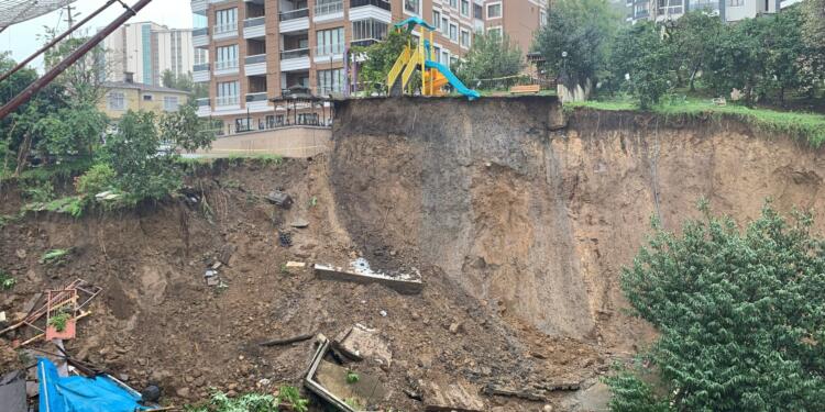 Rize’de sağanak yağış heyelana neden oldu