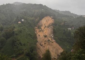 Rize'de aralıklarla devam eden yağış, Çayeli ilçesinde sağanağa dönüştü. İlçenin, 21 Ekim'de heyelan meydana gelen Büyükköy beldesine bağlı Derecik köyünde yağışın ardından yeni toprak kaymaları oluştu. ( Fikret Delal - Anadolu Ajansı )