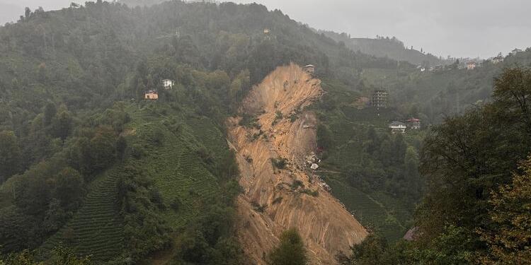 Rize’de sağanak sonrası heyelanlar meydana geldi
