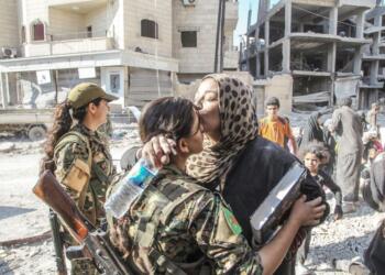 ‘Rakka’da kadınların mücadelesi DAİŞ korkusunu kırdı’