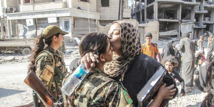 ‘Rakka’da kadınların mücadelesi DAİŞ korkusunu kırdı’