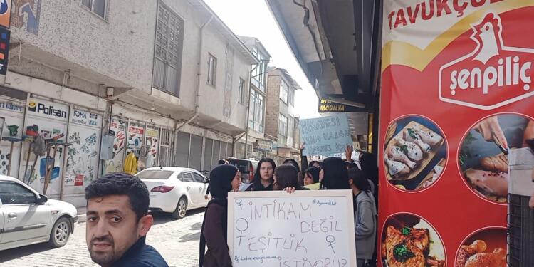 Wan’da liseler kadın katliamlarına karşı yürüdü