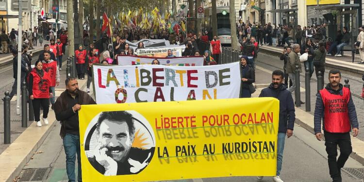 Fransa’da binler Abdullah Öcalan’a özgürlük talep etti