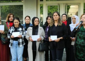 Kadınlar üç kentte tutsak kadınlara kart gönderdi