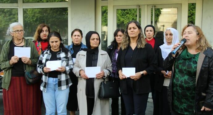 Kadınlar üç kentte tutsak kadınlara kart gönderdi