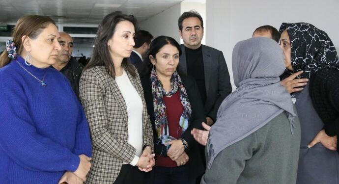 DEM Parti, trafik kazası geçiren Hanas’ı ziyaret etti
